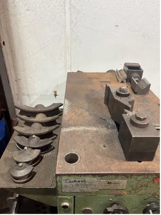 Ruime werkplaats met diverse bewerkingsmachines en gereedschap